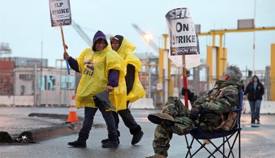 
              Port workers represented by SEIU Local 1021 take part in a 24-hour strike at the Port of Oakland in Oakland, Calif.,  in the early morning hours on Tuesday, Nov. 20, 2012   (AP Photo/Th